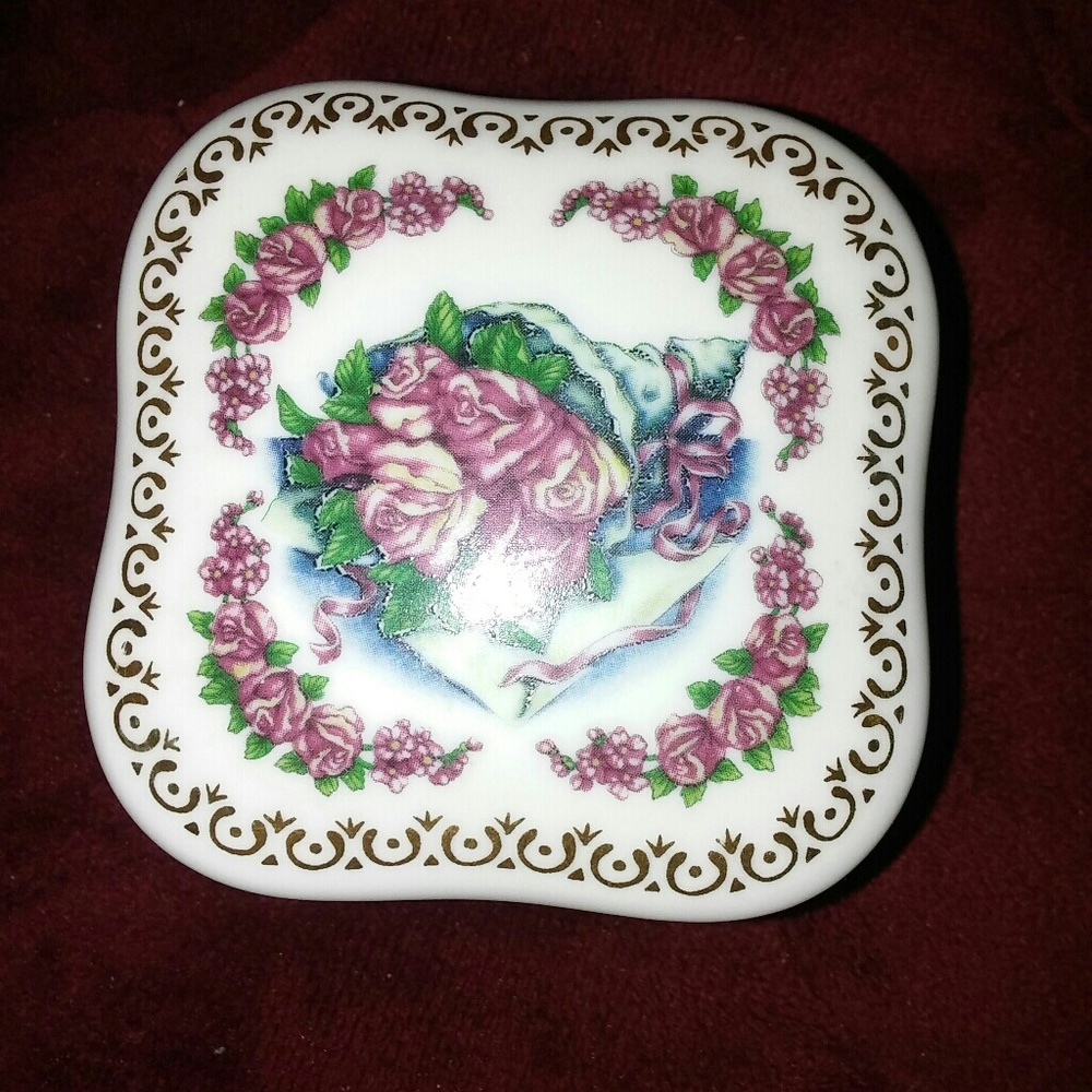 HeritageHouse Fine Porcelain Music Box